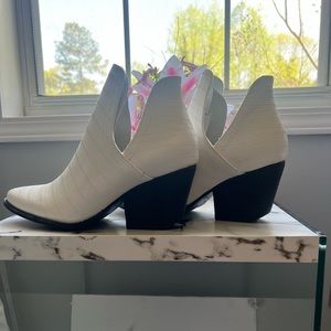 Size 10 NEVER WORN white Coconuts by Matisse booties